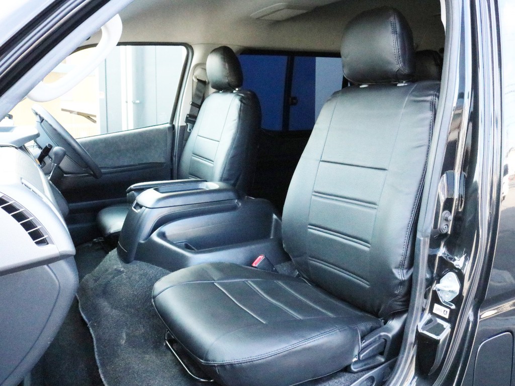レザー調シートカバーを装着済み！　車内に高級感を与える他、純正シートの保護効果も期待出来ます。