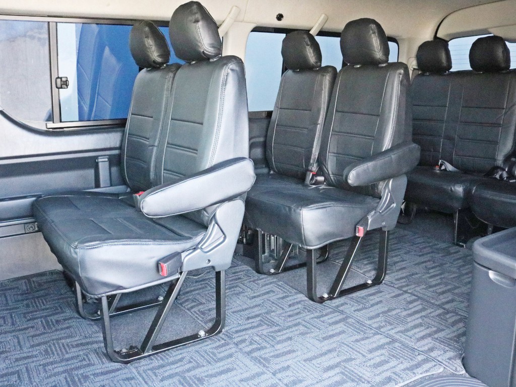 レザー調シートカバーは全席に設置されています。2列目、3列目シートにはひじ掛けも設置されています。