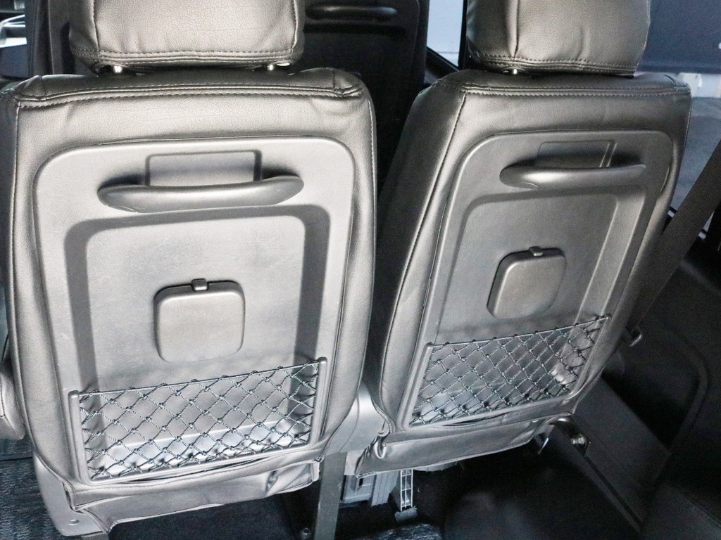 2列目、3列目シートの背面にはドリンクホルダー、荷物入れネットが設置されています。