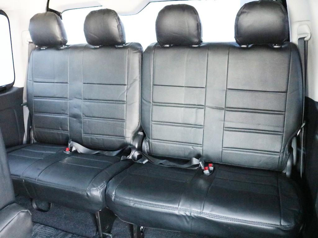 4列目シートも勿論シートカバー装着済み！　4列目シートは跳ね上げ収納することによって荷室スペースに変化します。