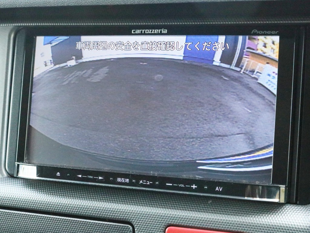 バックカメラの映像はナビモニターに出力されます。