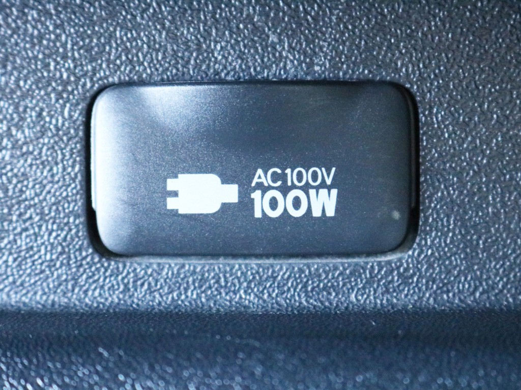 あると便利なアクセサリーコネクターAC100V電源が設置されています。携帯電話等のモバイル端末の充電に活用頂けます。