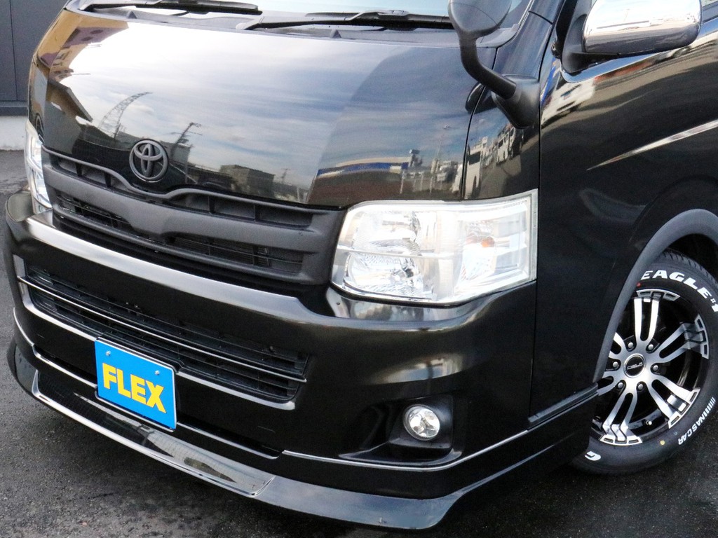 FLEXオリジナルデルフィーノラインフロントリップを装着済み！　フロントグリル、エンブレム、オーバーフェンダーはマッドブラック！