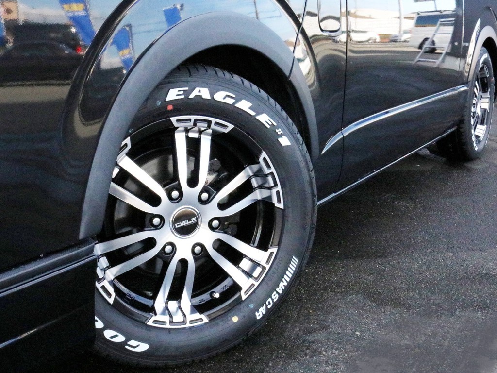 足元にはFLEX　Delf02　17インチを装着済み！　タイヤは人気のナスカーホワイトレタータイヤを合わせました。