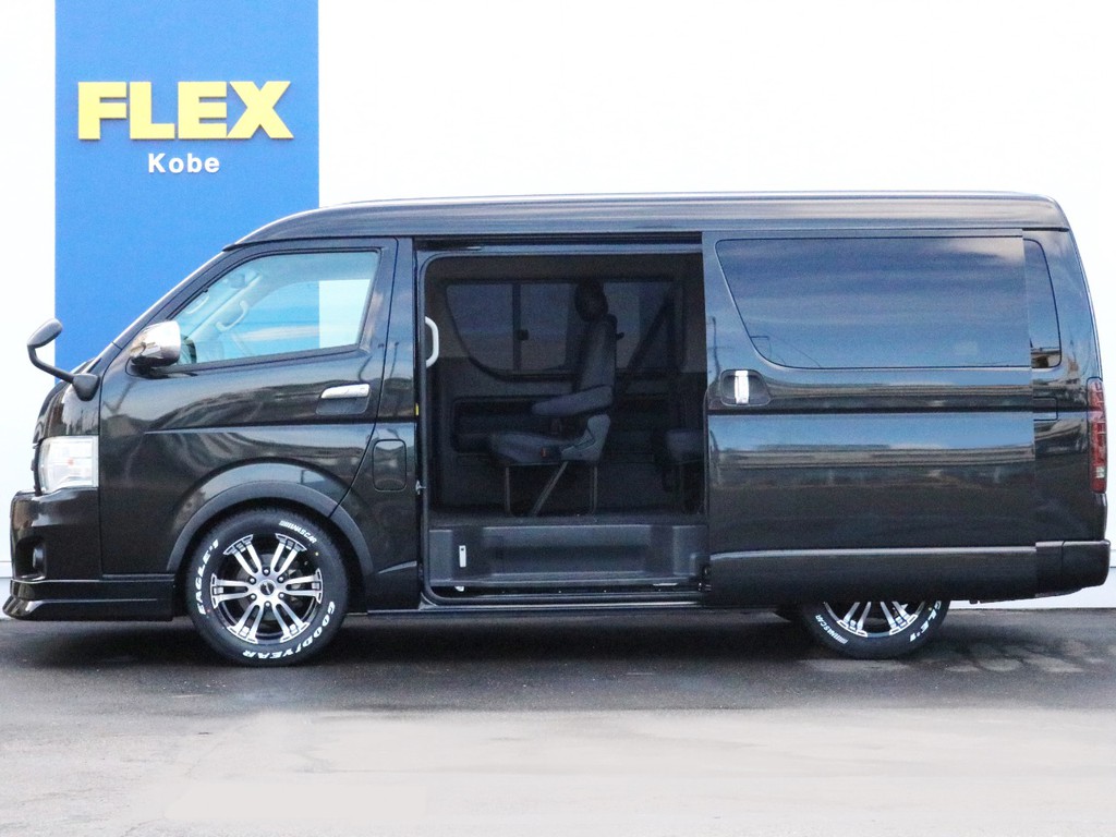 パワースライドドア付きなので後席の乗り降りが楽々♪　パワースライドドアの開閉は運転席操作部からも可能です。