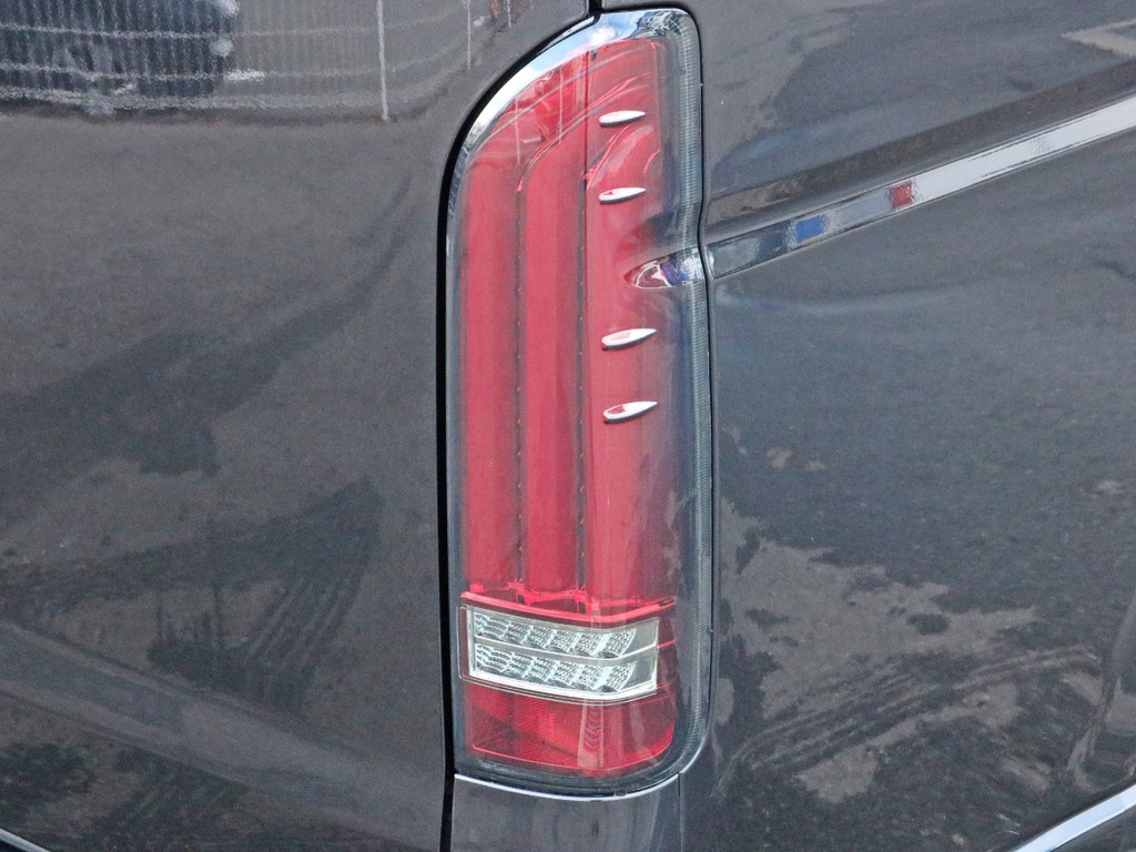 FLEXオリジナルアルティメットLEDテールランプを装着済み！　シーケンシャル（流れる）モードと通常点滅モードの切り替えが可能です。