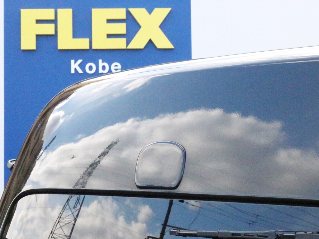 バックカメラ付きなのでリアミラーは撤去されています。撤去後の穴についてはリアミラーホールカバーでフラット化されています。