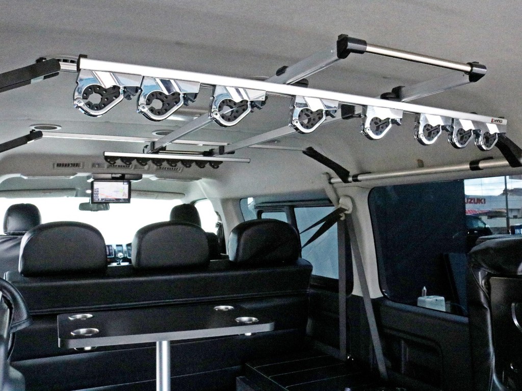 車内にはサイドバー＆ロッドホルダーも設置されています。釣りを楽しみながら、時折車内で食事を楽しむという使い方も可能です。