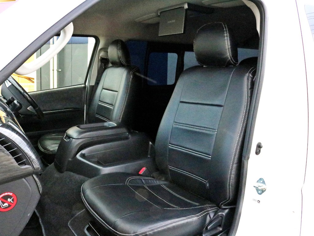 レザー調シートカバーを装着済み！　車内に高級感を与えると共にシートの保護効果も期待出来ます。