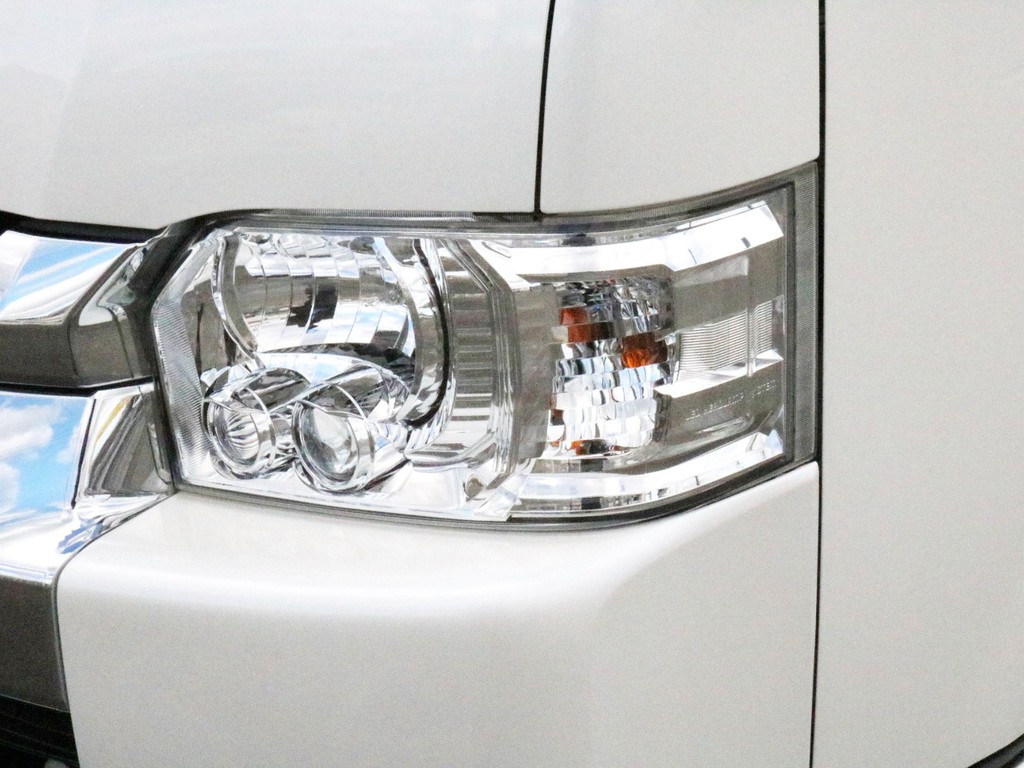 メーカーオプションのLEDヘッドライトも完備！　夜道を明るく照らしてくれます。