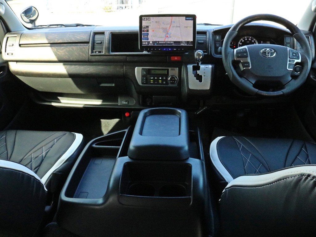 電装系には皆が憧れるBIG-X11インチフローティングナビを搭載し、後席にはアルパインフリップダウンモニターを搭載しました！　勿論、ハイウェイドライブの必需品ETCも完備しています。