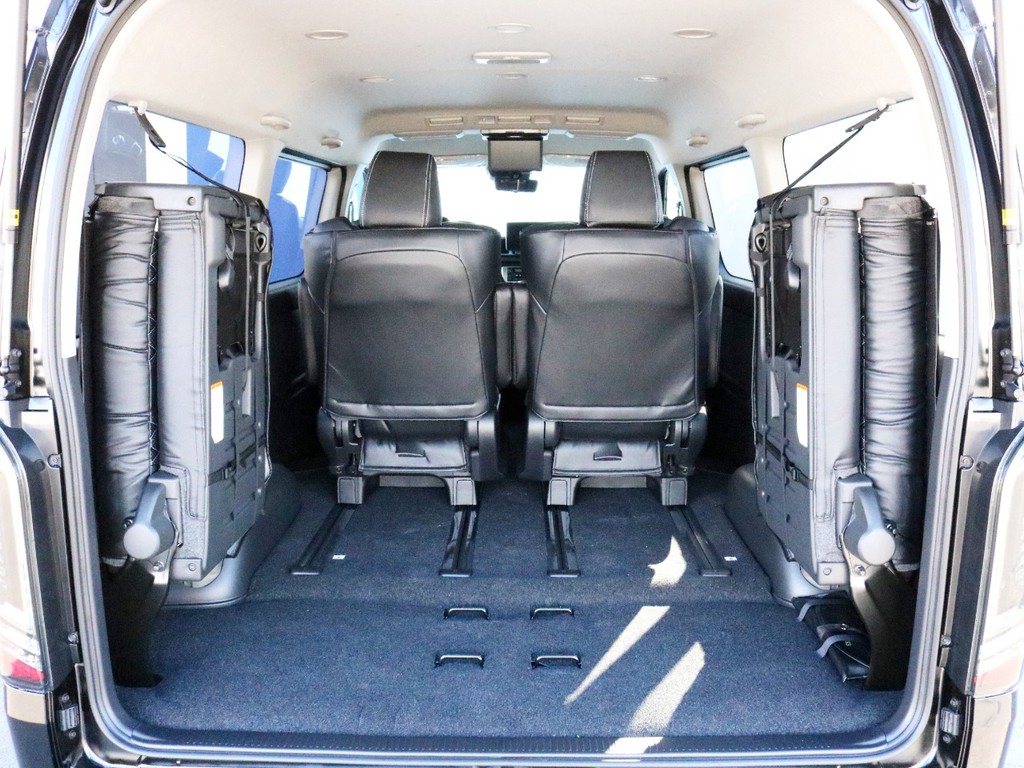 4列目シートを跳ね上げ収納し、キャプテンシートを少し前にスライドさせるだけで十分な荷室スペースが確保出来ます。