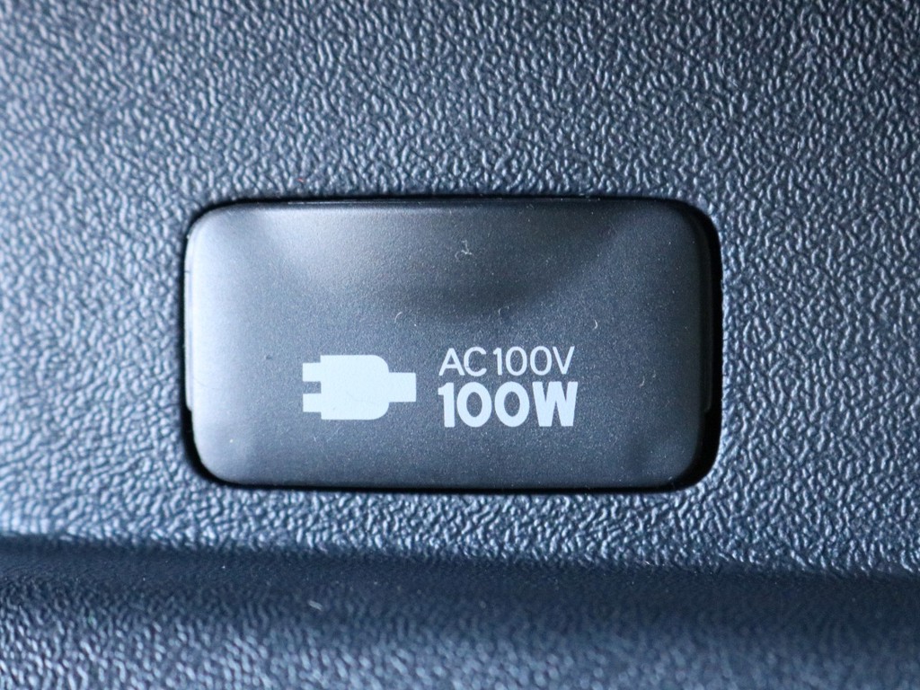 あると便利なアクセサリーコネクターAC100V電源を完備！　モバイル端末の充電などにご活用頂けます。