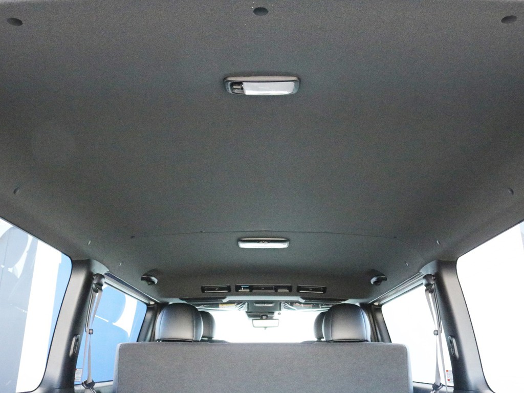 ダークプライムⅡ特別仕様なのでダークルーフ＆ブラックピラーになっています。車内に高級感が漂っています。