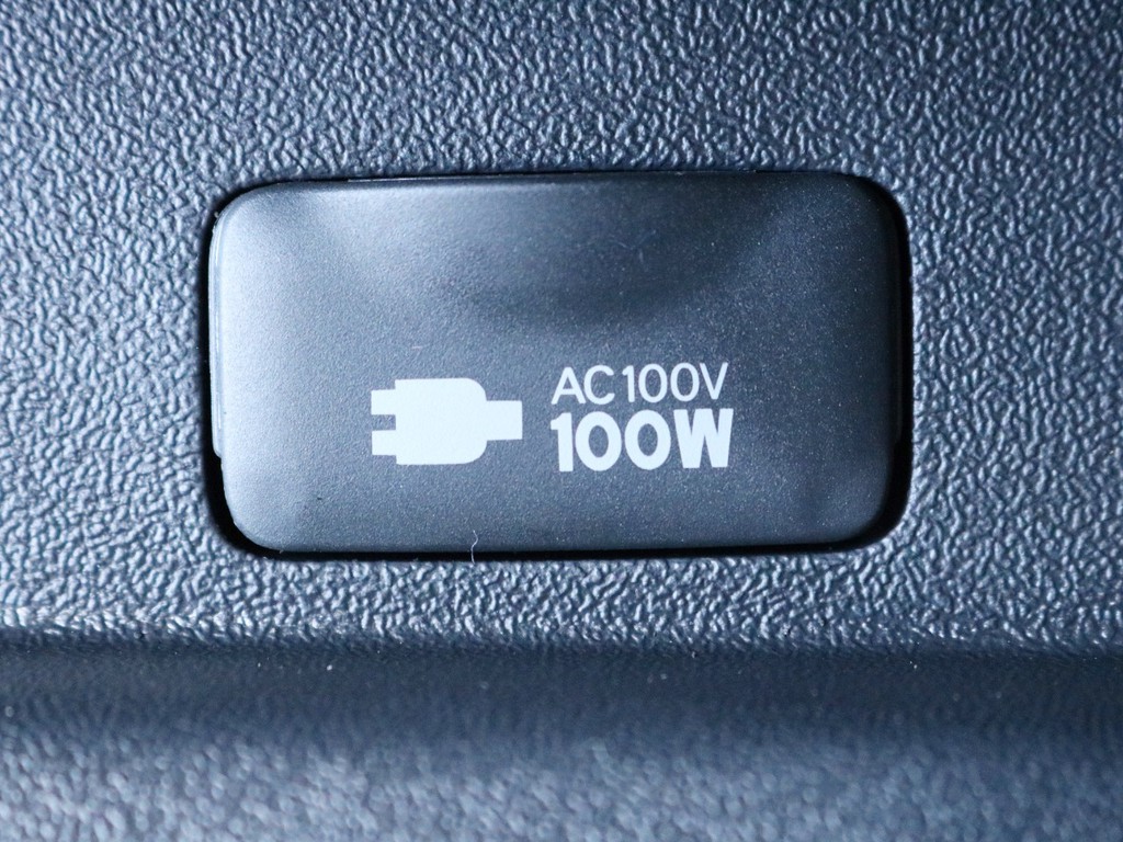 あると便利なAC100V電源も設置されています。携帯電話等のモバイル端末の充電にご活用頂けます、