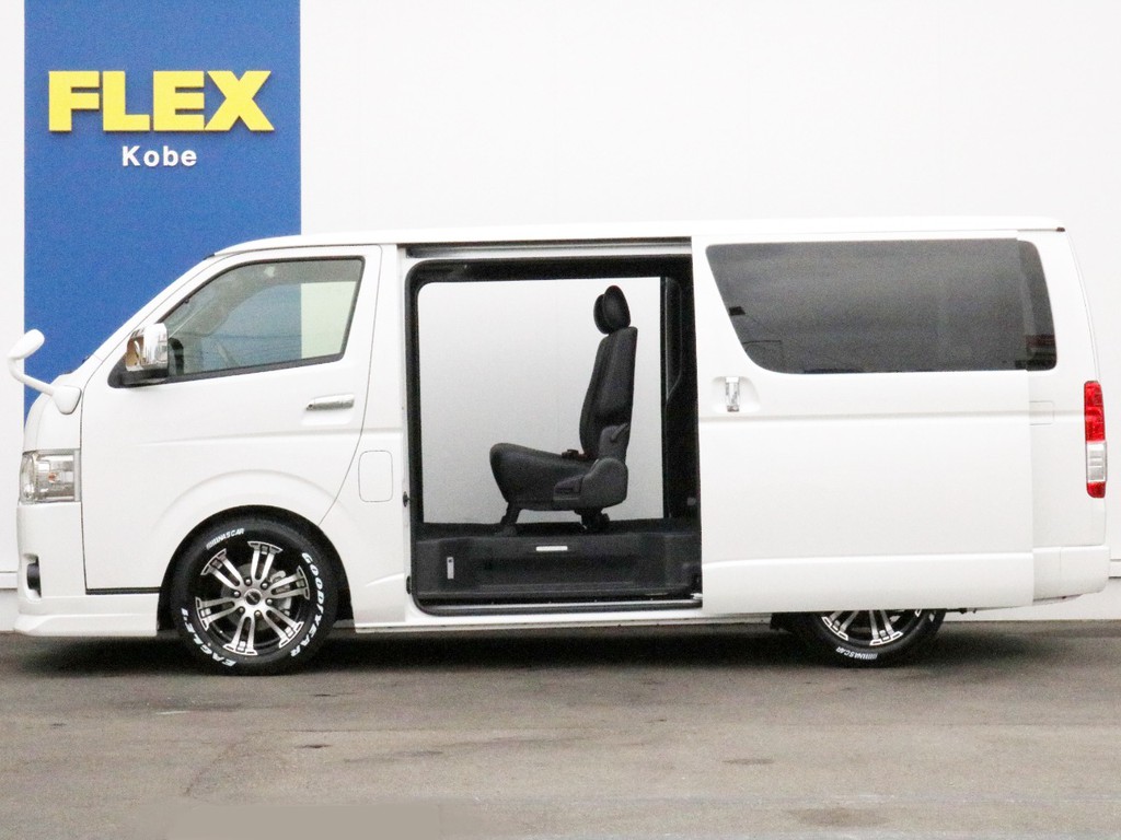 両側パワースライドドア付きなので乗り降りが楽々♪　風通しも良いので停車時の急速換気にも活用頂けます。
