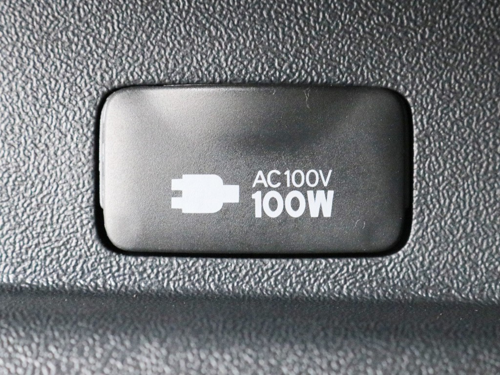 あると便利なアクセサリーコネクターAC100Vを搭載！　携帯電話等モバイル端末の充電にご活用頂けます。