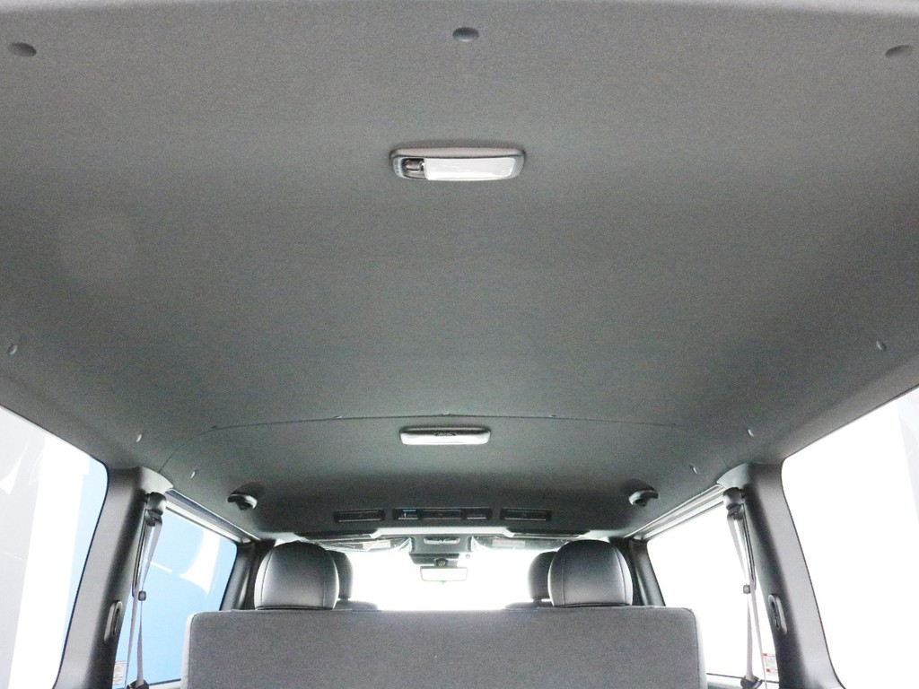 ダークプライムⅡ特別仕様なのでダークルーフ＆ブラックピラーになっています。車内に高級感が漂っています。