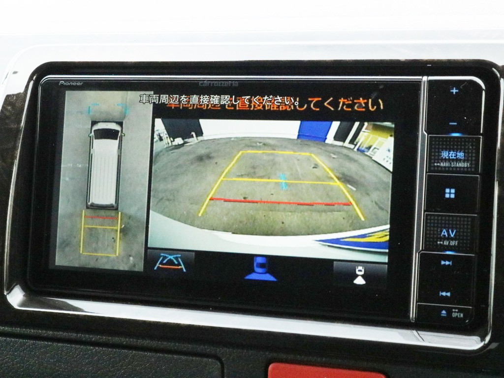 カロッツェリアナビを搭載！　ナビとしては勿論、オーディオや映像モニターとしてもご活用頂けます。バックカメラ、パノラミックビューモニターの映像はナビモニターに描写されます。