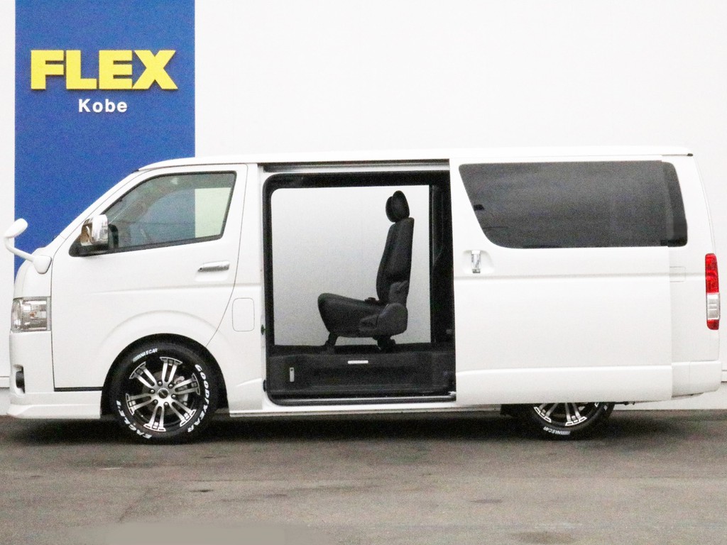 両側パワースライドドア付きなので乗り降りが楽々♪　風通しも良いので停車時の急速換気にも活用頂けます。