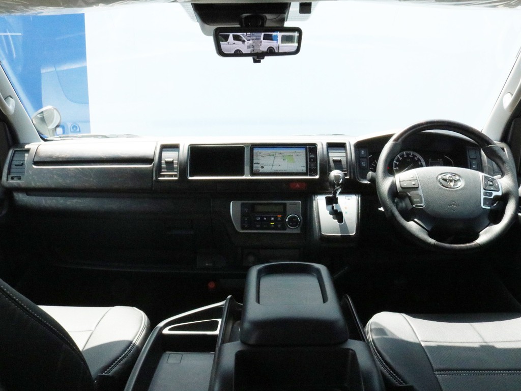 インテリアは、インテリアパネル・コンビハンドル・シフトノブ(艶消しマホガニー)等人気のドレスアップパーツを装着し、純正シート全席にFLEXレザー調シートカバーを装着！