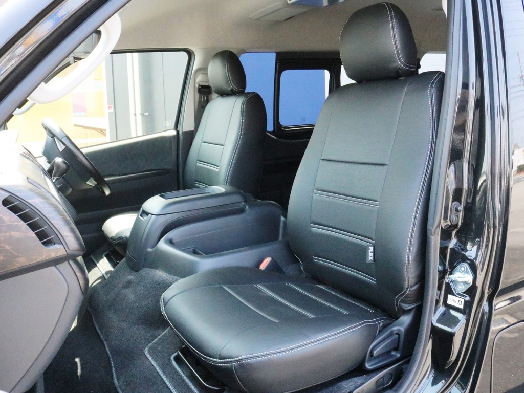 1列目、4列目シートにはレザー調シートカバーを装着しています！　高級感を演出すると共にシートの保護効果も期待出来ます。