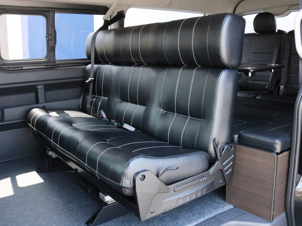 2列目シートにはアレンジAS用のバタフライベンチシートが設置されています。フルフラットや後ろ向きへの変形が可能です。