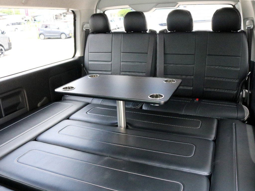 アレンジASはフルフラット状態でもテーブルを設置する事が可能です。足を伸ばしてテーブルにお菓子を置いて、くつろぐことも可能です。