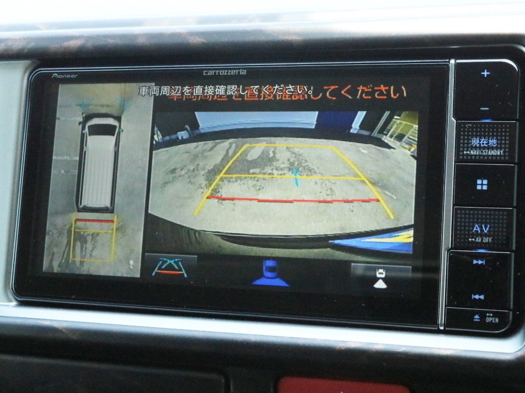 カロッツェリアSDフルセグナビを搭載！　ナビとしては勿論、オーディオや映像モニターとしてもご活用頂けます。パノラミックビューモニターや、バックカメラの映像はナビモニターに描写されます。