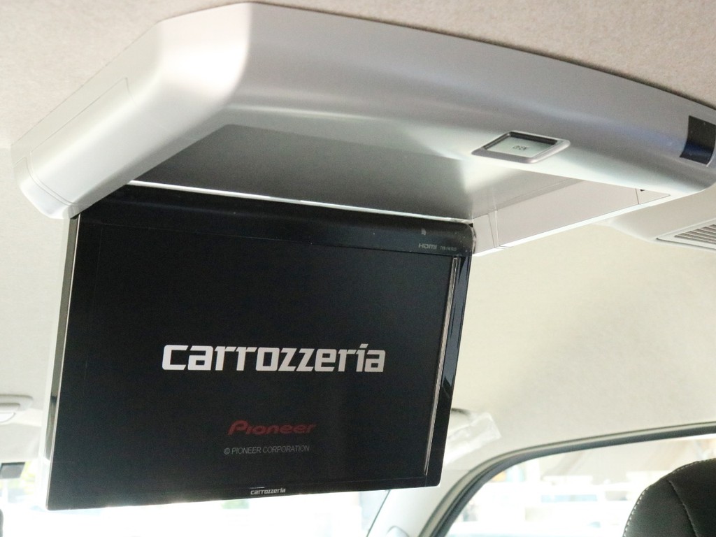 カロッツェリア　フリップダウン後席モニターも装着済み！　後席のゲストを退屈させません！　フルフラット状態の車中泊時にも大活躍！