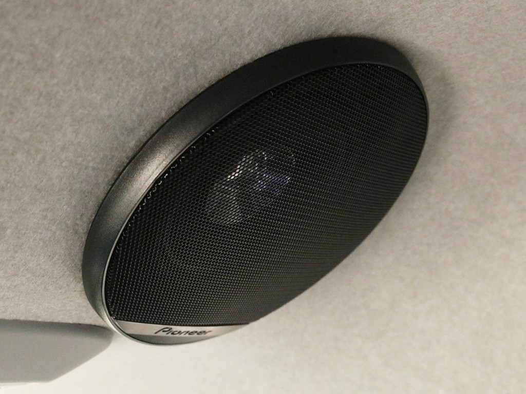 フリップダウンモニターの両脇には後席に素晴らしい音響を与えるルーフスピーカーが設置されています。