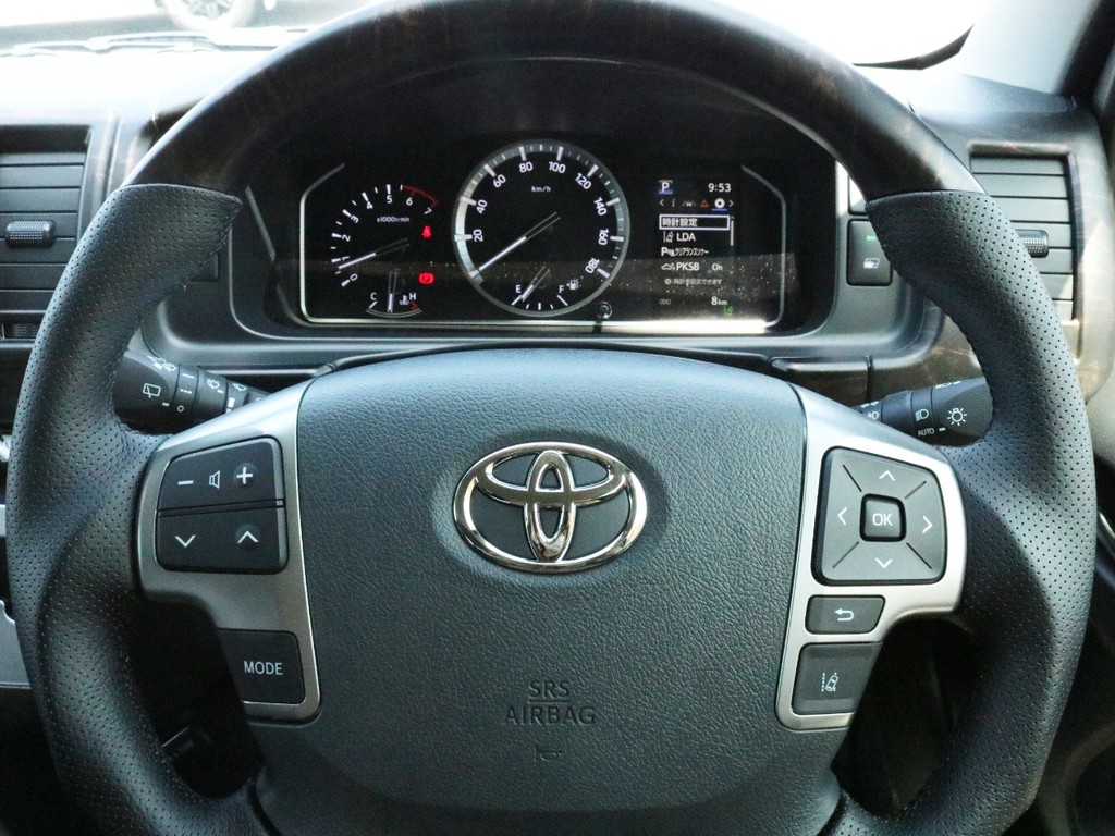 ステアリングリモコンも完備！　ハンドルから手を放す事無く音量調整やチャンネル変更が可能です。ステアリングも艶消しマホガニー調のコンビハンドルに変更済みです！