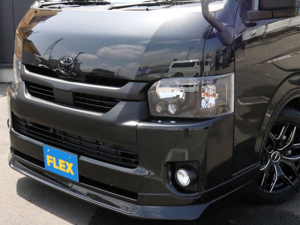 FLEXオリジナルデルフィーノラインフロントリップを装着済み！　メッキパーツを全てマットブラック塗装し、ヘッドライトもインナーブラックになっています。