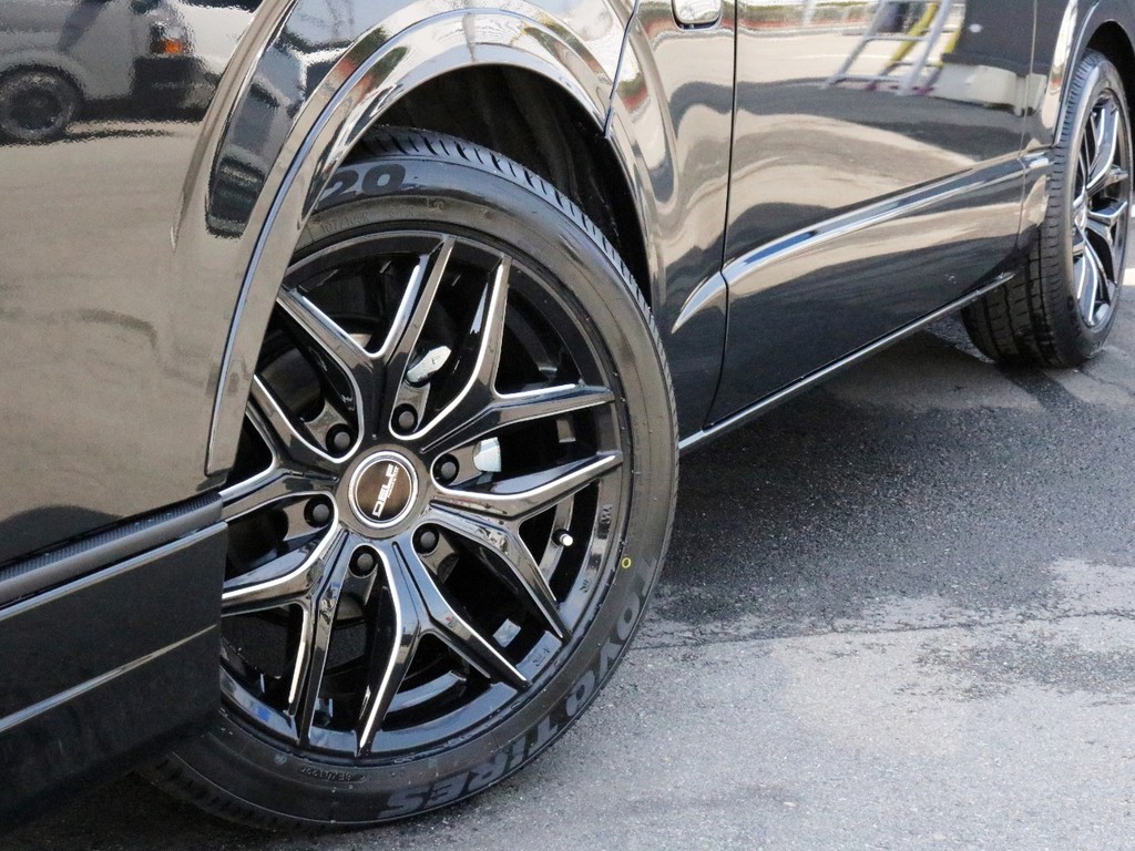 足元にはFLEXオリジナルDelf01　18インチを装着済み！　タイヤは人気のTOYO H20タイヤを合わせました。