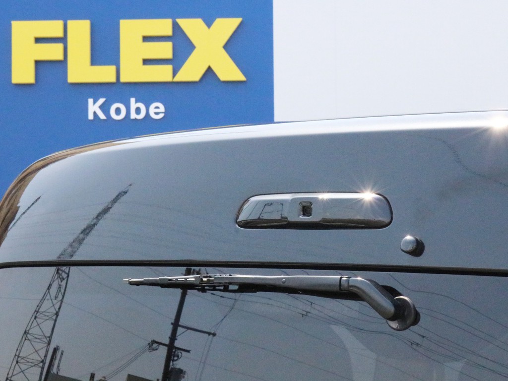 6型から追加されたメーカーオプション3種、デジタルインナーミラー、パノラミックビューモニター、インテリジェントクリアランスソナーを完備！　写真はデジタルインナーミラーに後方の映像を送るカメラです。