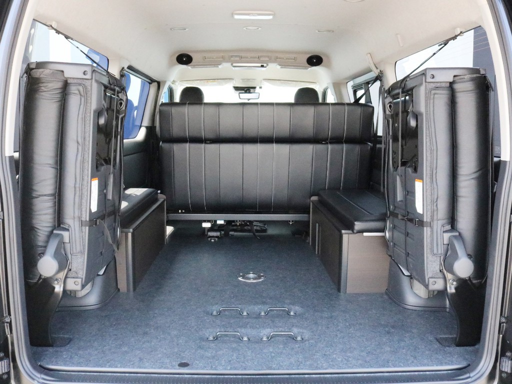 リヤハッチを開き、4列目シートを跳ね上げ収納すると10人乗りワゴンとは思えない広々とした荷室スペースが確保可能です。床張り施工済みなので車内が安定する他、水拭き可能なのでお手入れも楽になります。