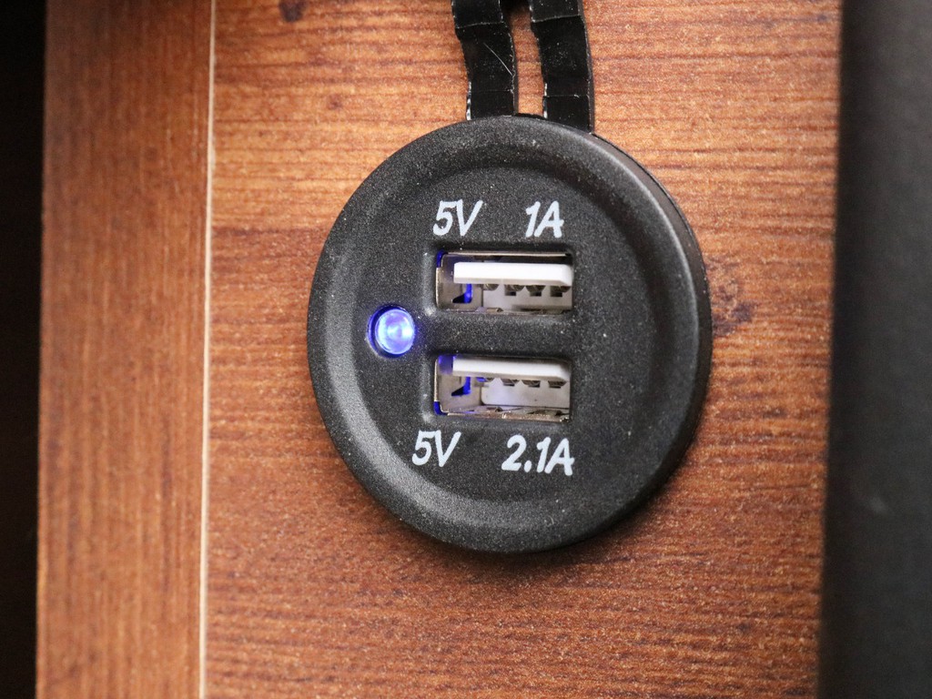 スライドドアを開いて右手にあるVer1用のボックスにはUSB充電端子が設置されています。携帯電話などモバイル端末の充電などにご活用頂けます。