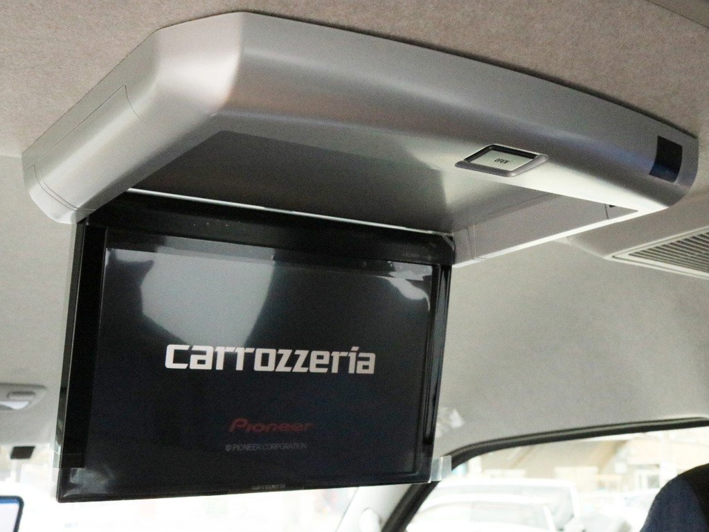 カロッツェリア　フリップダウン後席モニターを搭載！　車中泊時に重宝し、後席に座るゲストを退屈させません！