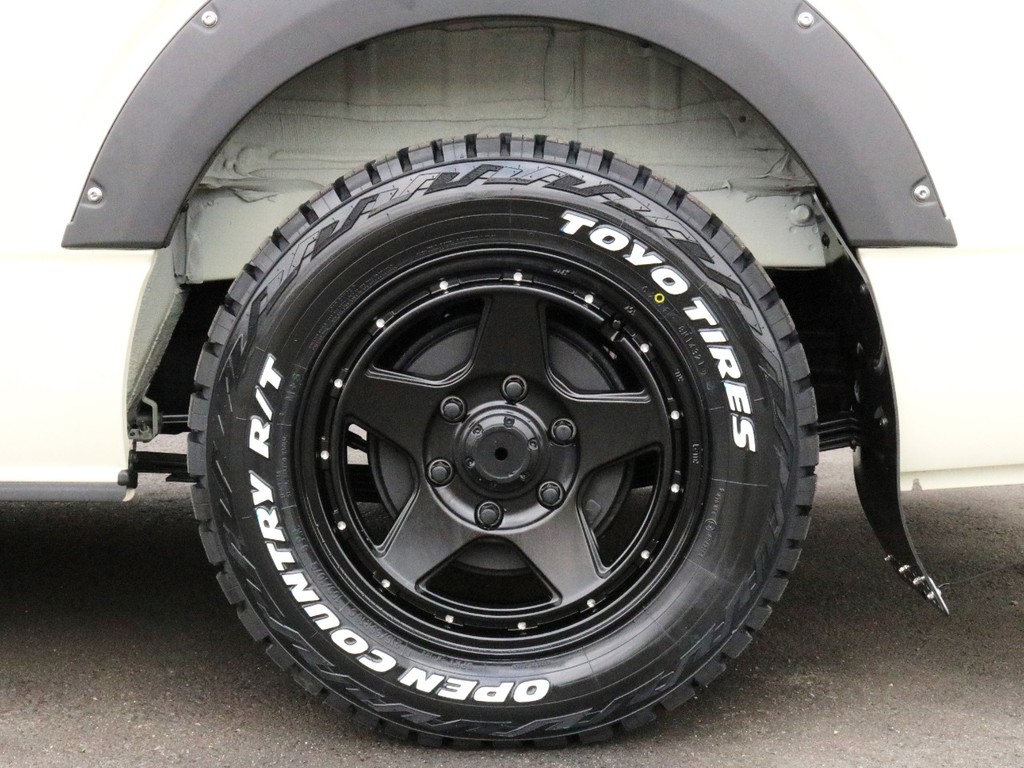 足元はフェニーチェクロスXC5　16インチAWを装着済み！　タイヤは走破性の高いTOYO　オープンカントリータイヤを合わせました。