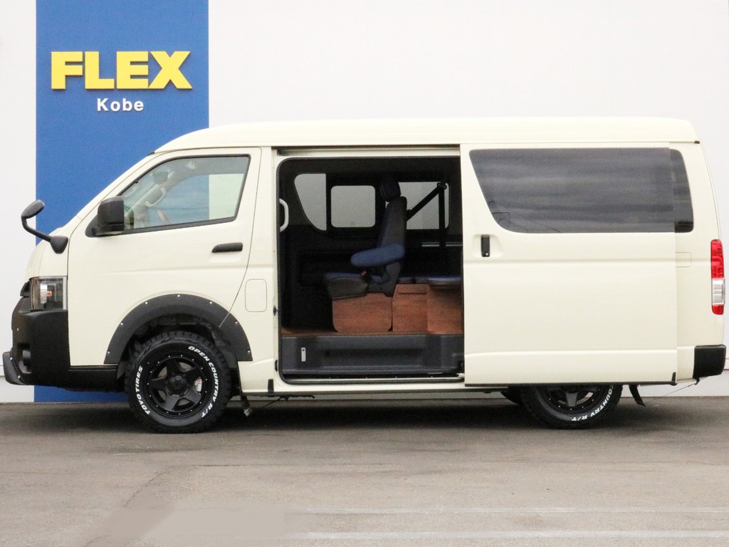 メーカーオプションのパワースライドドアが完備されています。スライドドアの開閉は運転席操作部からも可能です。