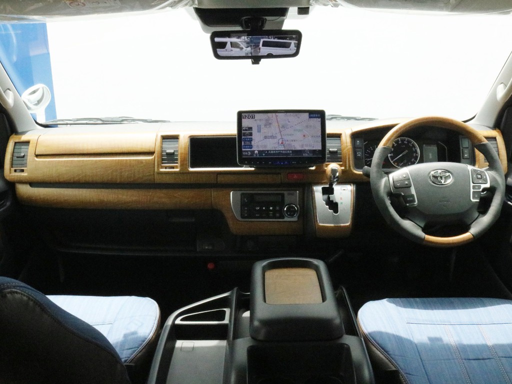 インテリアは、黄木目調インテリアパネルでアウトドア感を装着！　他にもインテリアシフトノブ、インテリアコンビハンドルを装着しています。電装系にはBIG-X11インチフローティングナビを搭載しています。