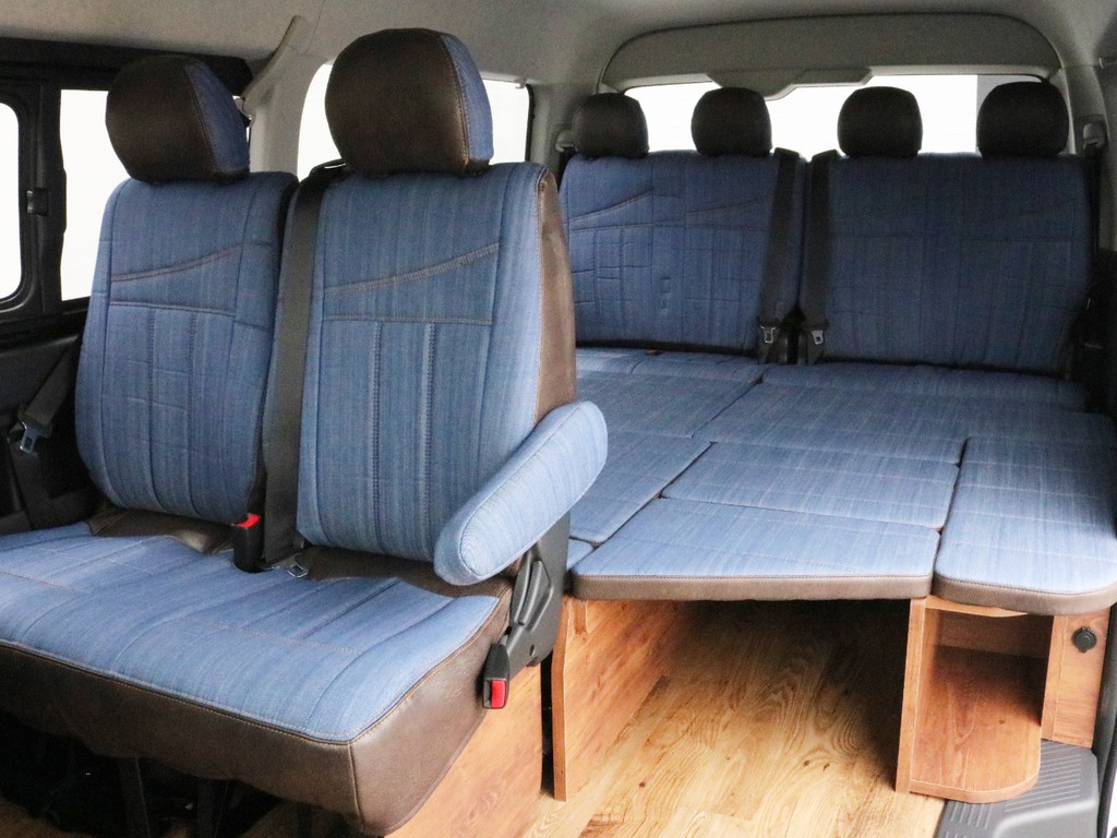 2列目シート、4列目シートにもデニムタイプシートカバーが設置されています。シートアレンジはフルフラット車中泊モードになっています。