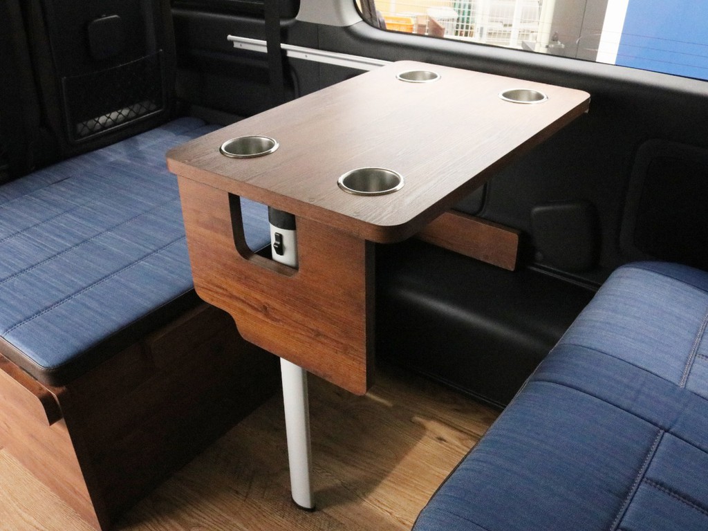 Ver1デニムをテーブルモードに切り替えた状態です。3列目シートは後ろ向きに着席可能なので、4列目シートとテーブルを挟んでドライブを楽しむことが可能です。