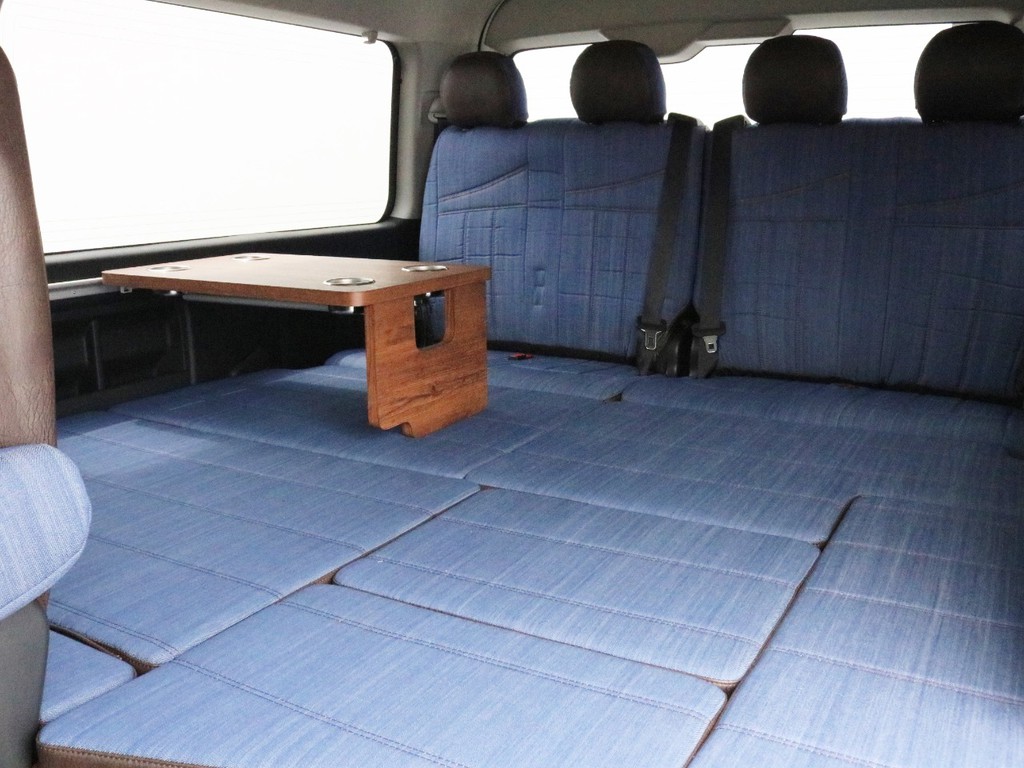 Ver1デニムのテーブルはフルフラット状態でも設置可能です。通称ちゃぶ台モードです。足を伸ばしてくつろぐことができます。