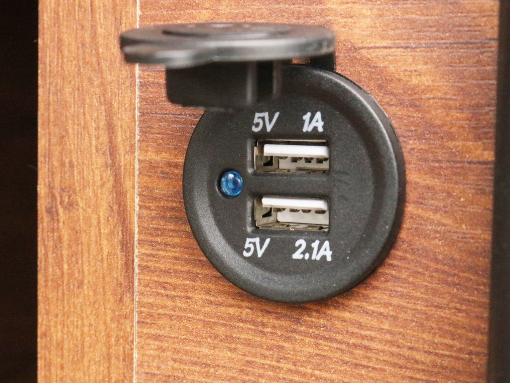 スライドドアを開いて右手にあるVer1用のボックスにはUSB充電端子が設置されています。携帯電話などモバイル端末の充電などにご活用頂けます。