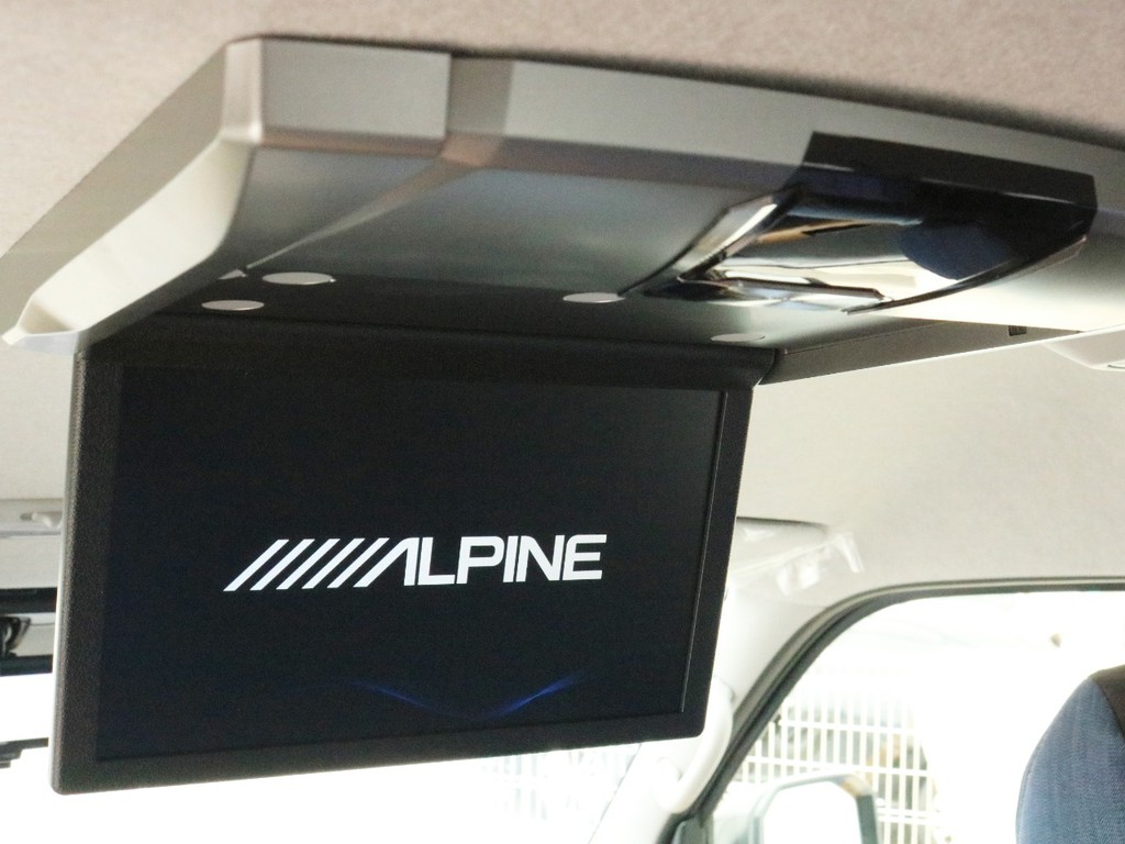 アルパイン　10.1インチフリップダウン後席モニターを搭載！　車中泊時に重宝し、後席に座るゲストを退屈させません！