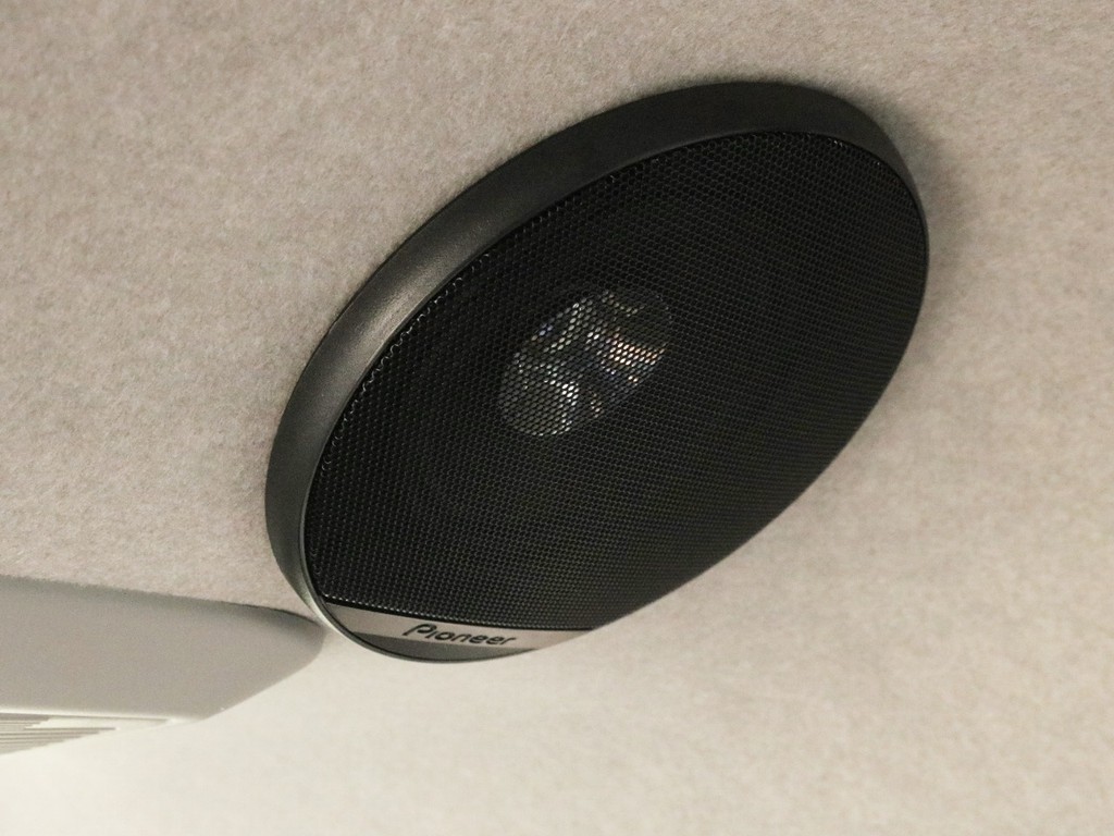 フリップダウンモニターの両脇には後席に素晴らしい音響を与えるルーフスピーカーが設置されています。