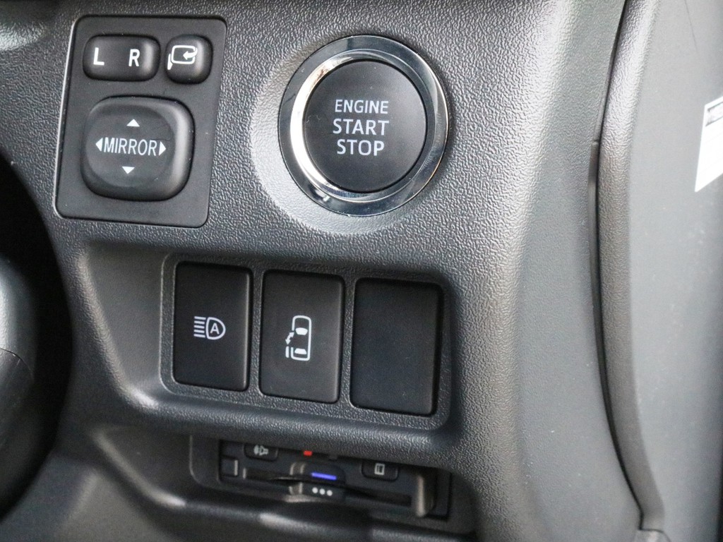 プッシュスタート＆スマートエントリーを完備！　勿論、ハイウェイドライブの必需品ETCもビルトイン済みです。パワースライドドアの開閉は運転席操作部からも可能です。