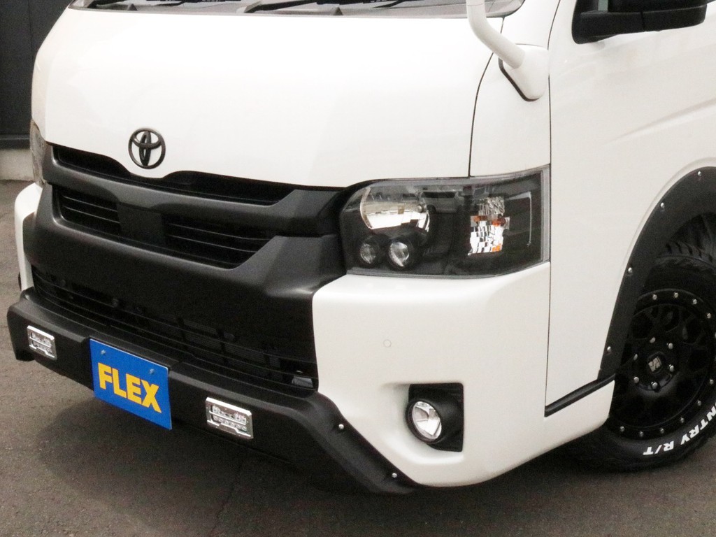 オフロードバンパーガードを装着！　メッキグリルをマッドブラック塗装、ヘッドライト内部もインナーブラックに塗装していることと相まって、とても力強いフェイスに仕上がっています。