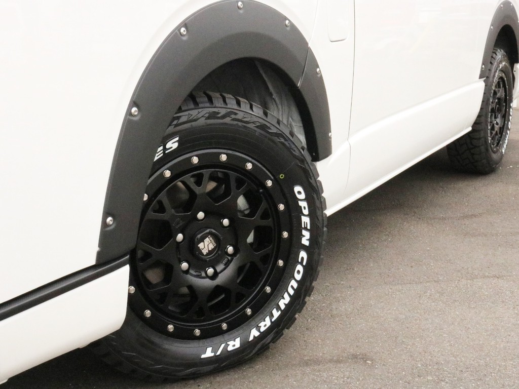 エクストリームJ　16インチAWを装着済み！　タイヤはオフロードに活用頂けるTOYOオープンカントリータイヤを合わせています。